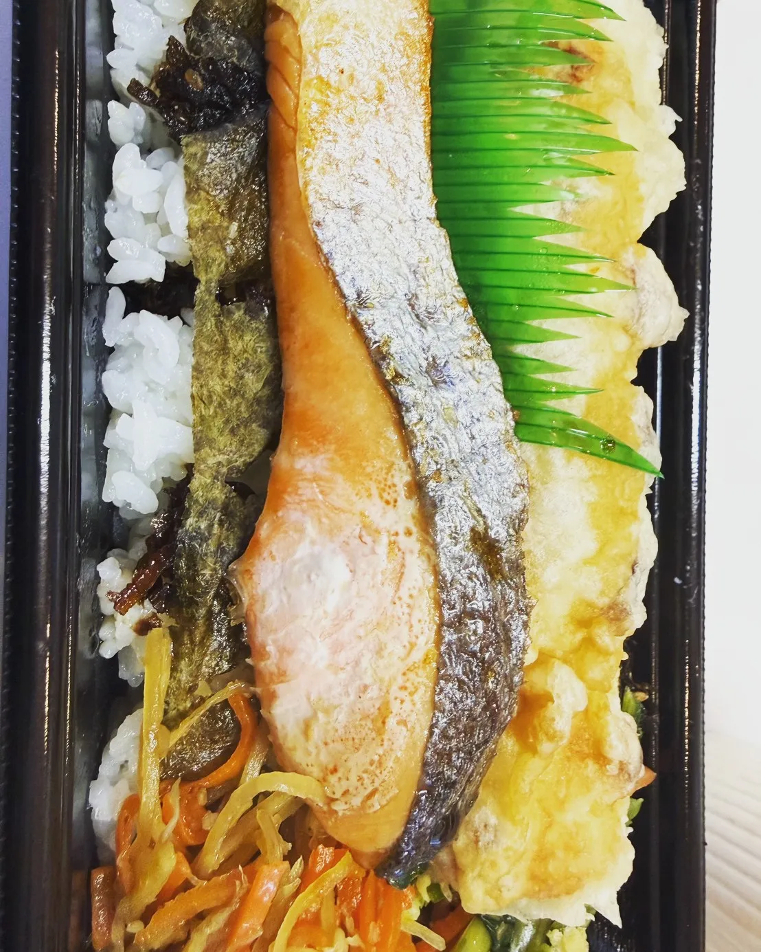 今日は、近くのテイクアウト店でお弁当を購入しました。